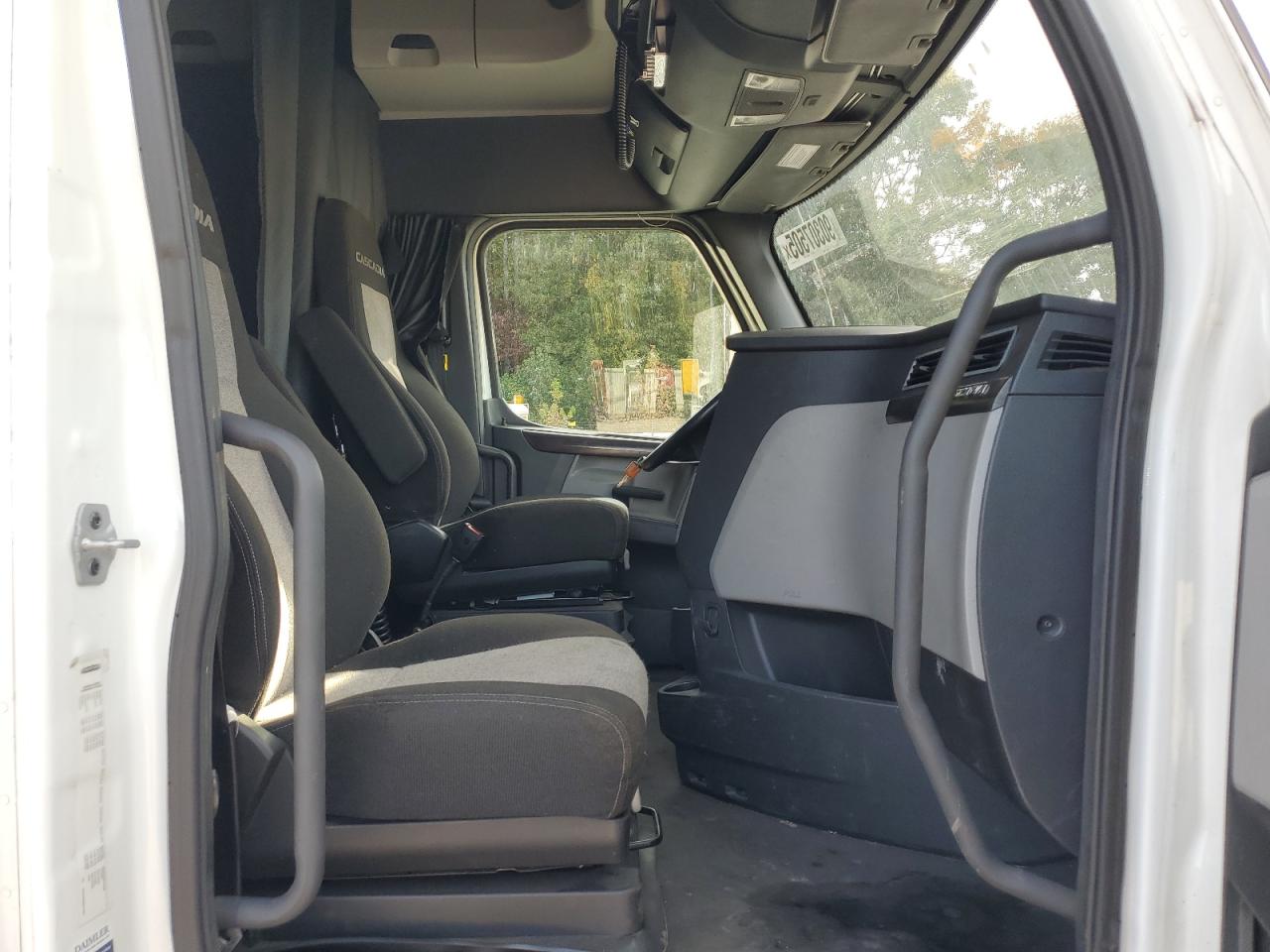 Lot #3273965792 2021 FREIGHTLINER CASCADIA 1