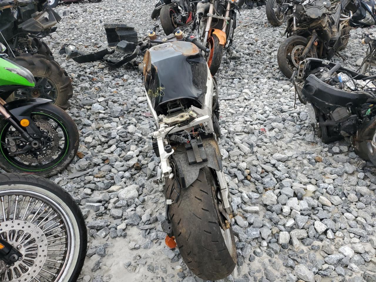 Lot #3305400313 2001 SUZUKI GSX-R1000