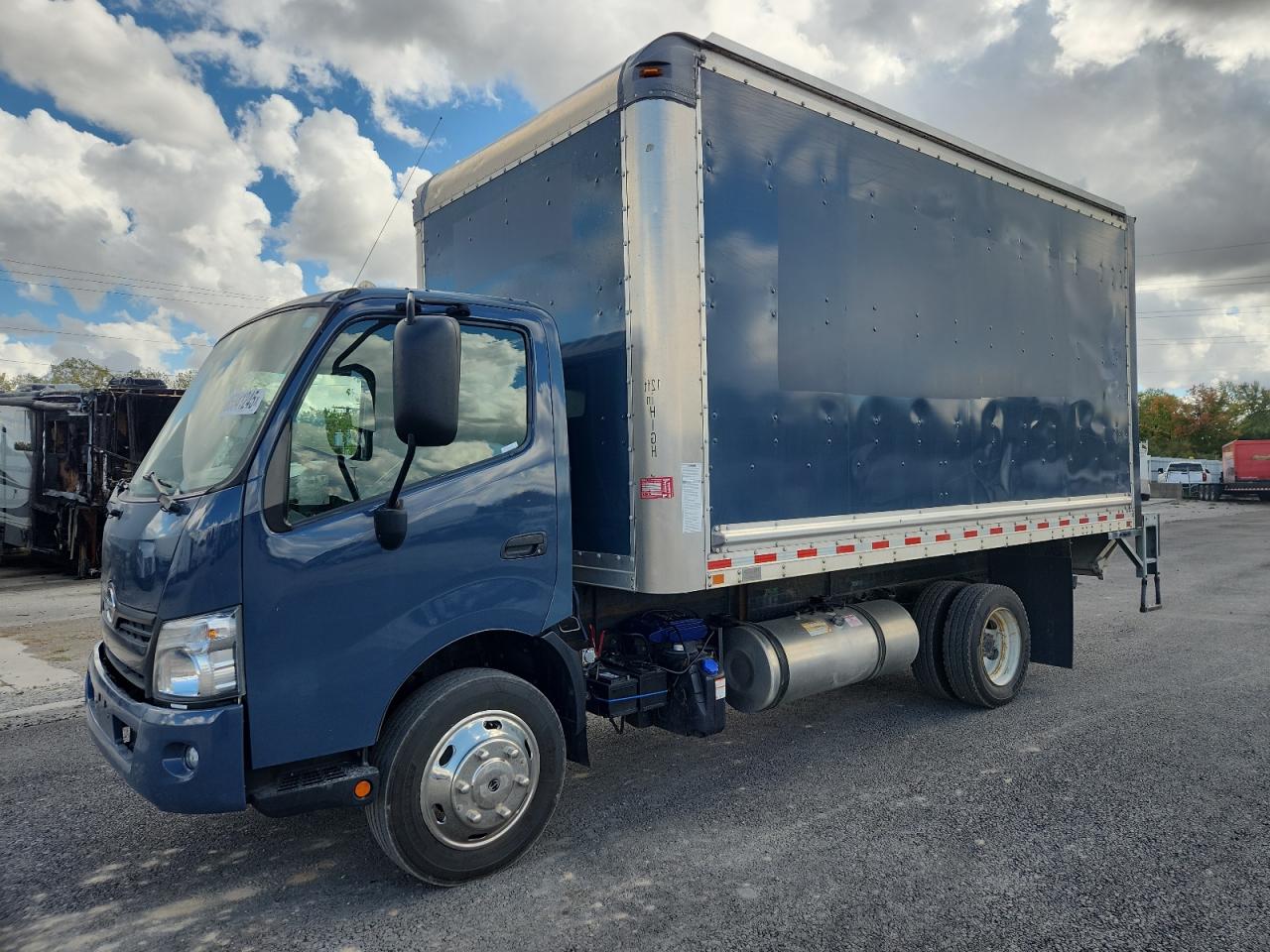 Lot #3262058096 2020 HINO 195