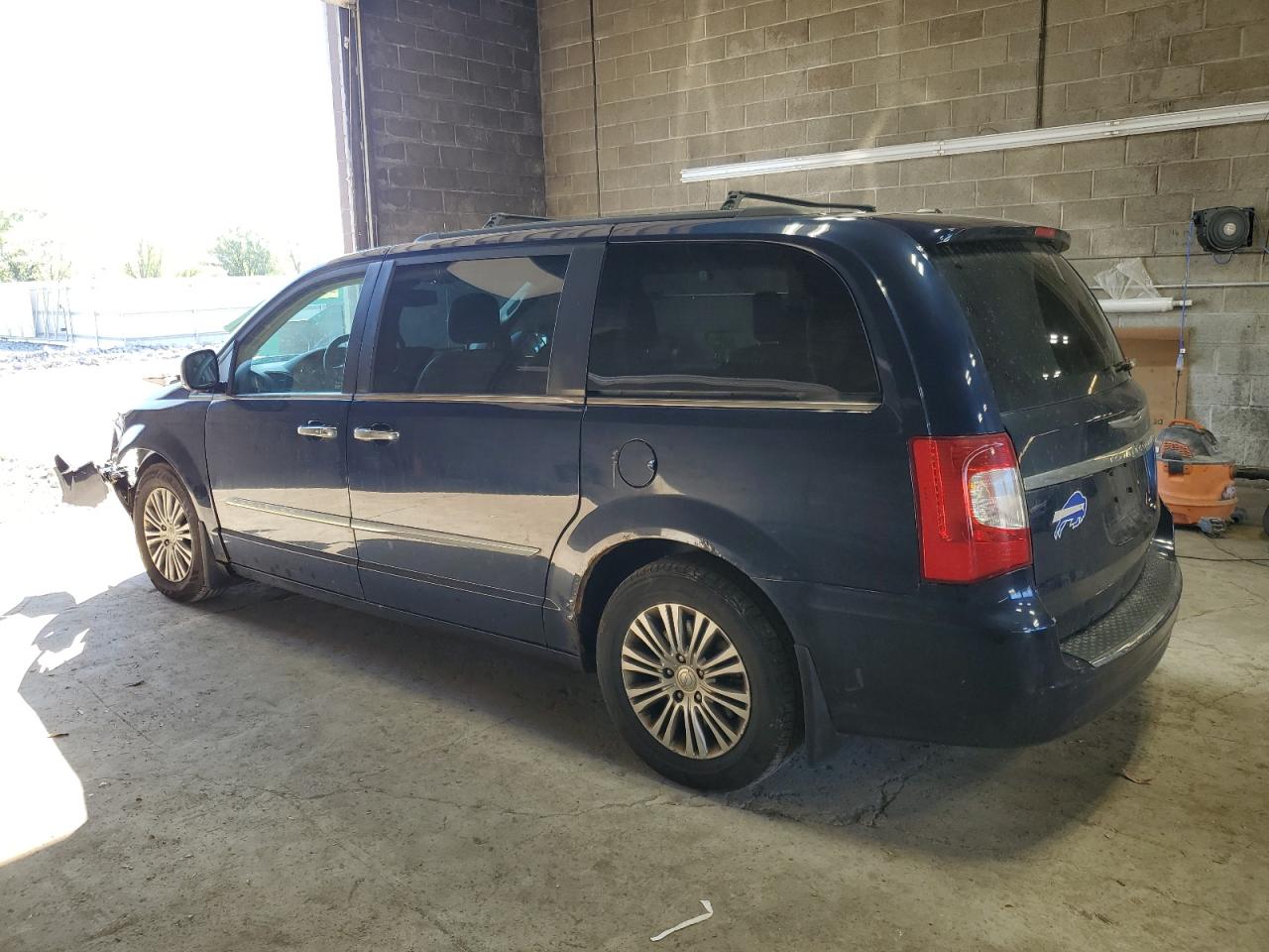 CHRYSLER TOWN & COUNTRY TOURING L