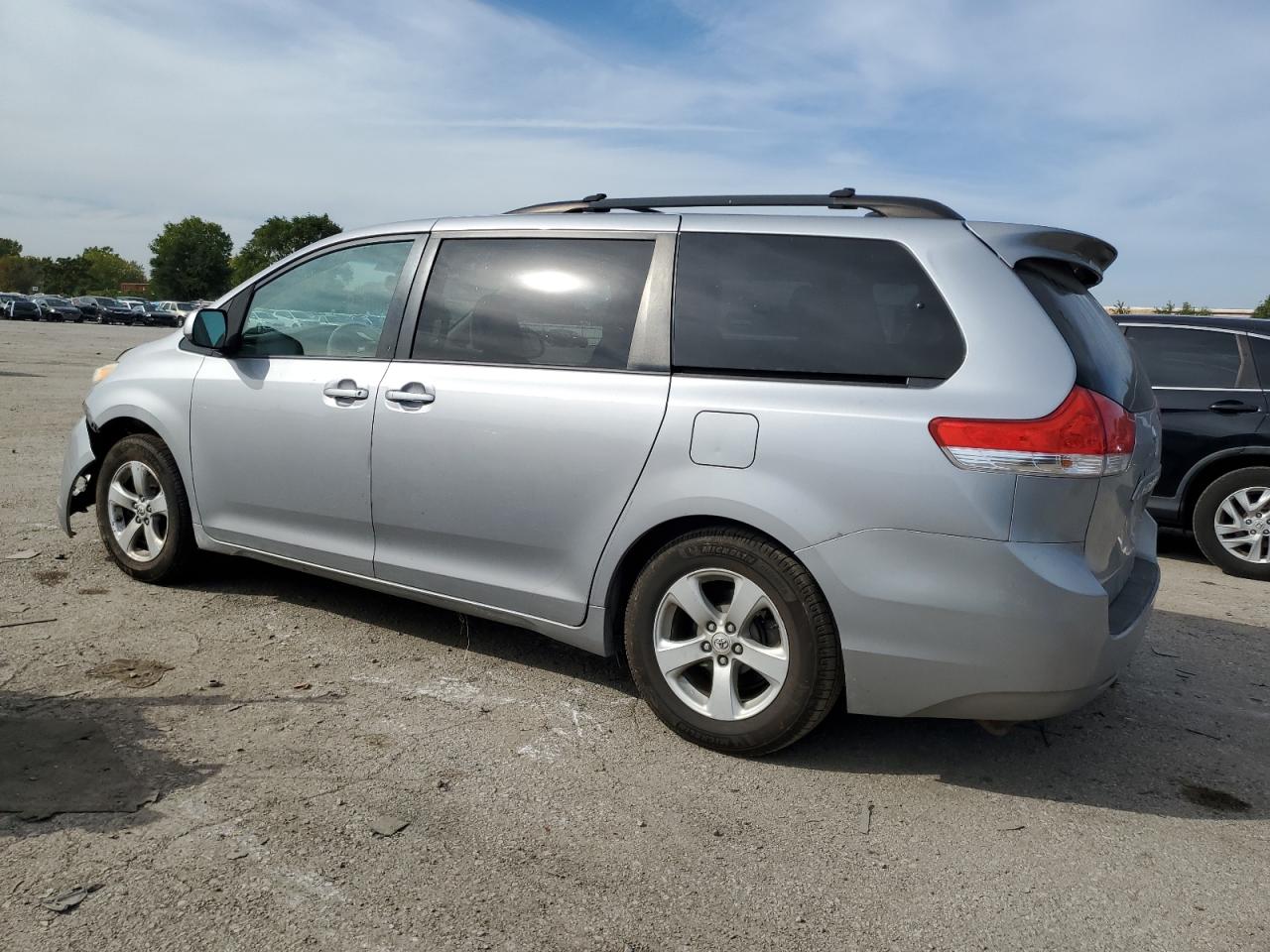 Lot #3262220116 2012 TOYOTA SIENNA LE