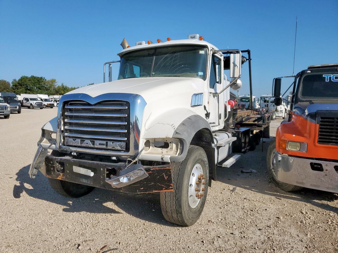 Lot #3315990080 2013 MACK 700 GU700