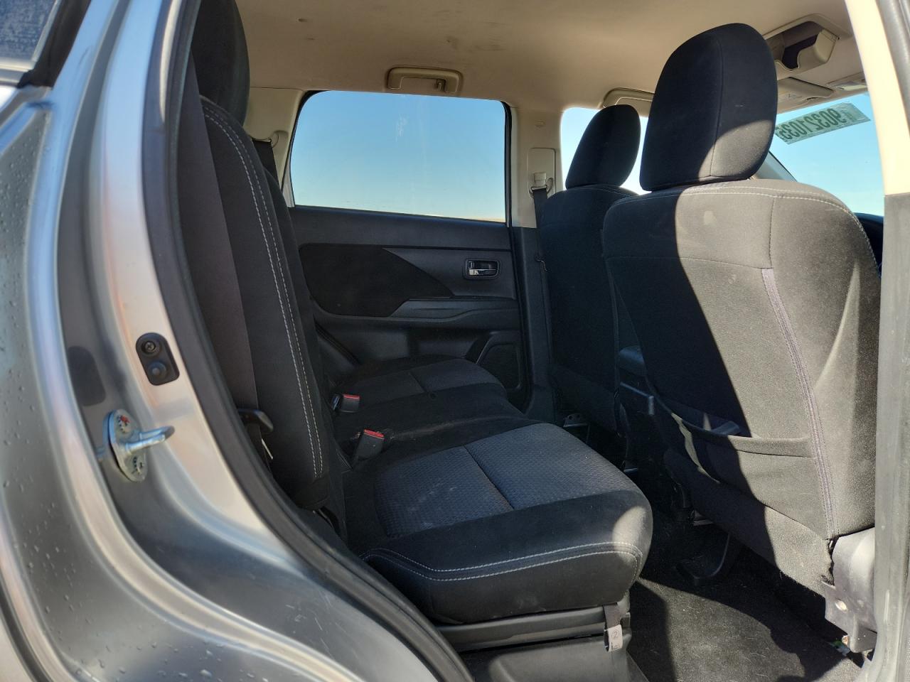 MITSUBISHI OUTLANDER SE