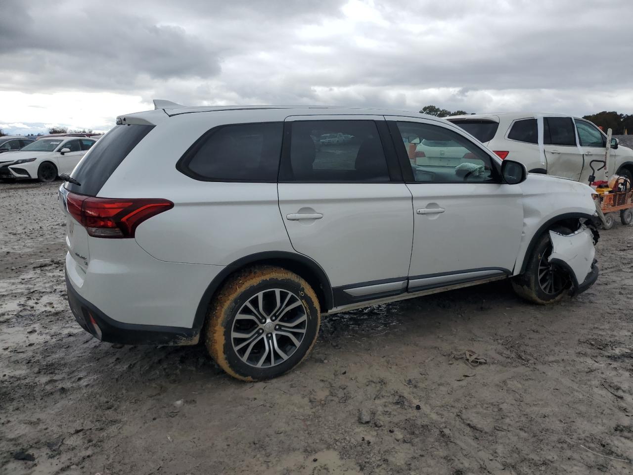 MITSUBISHI OUTLANDER SE