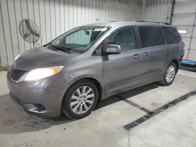 TOYOTA SIENNA LE