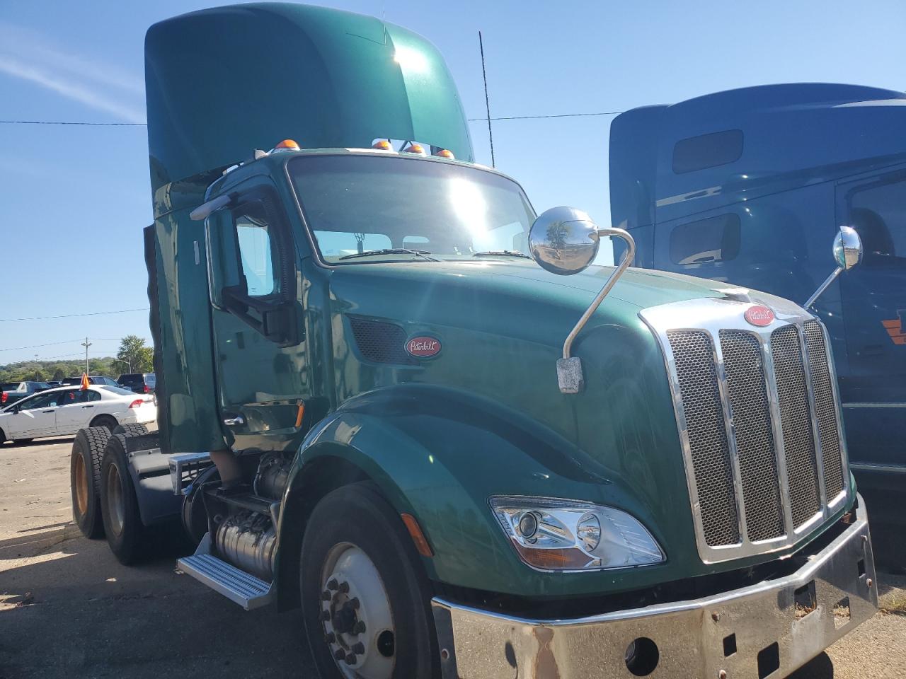 Lot #3263732729 2014 PETERBILT 579