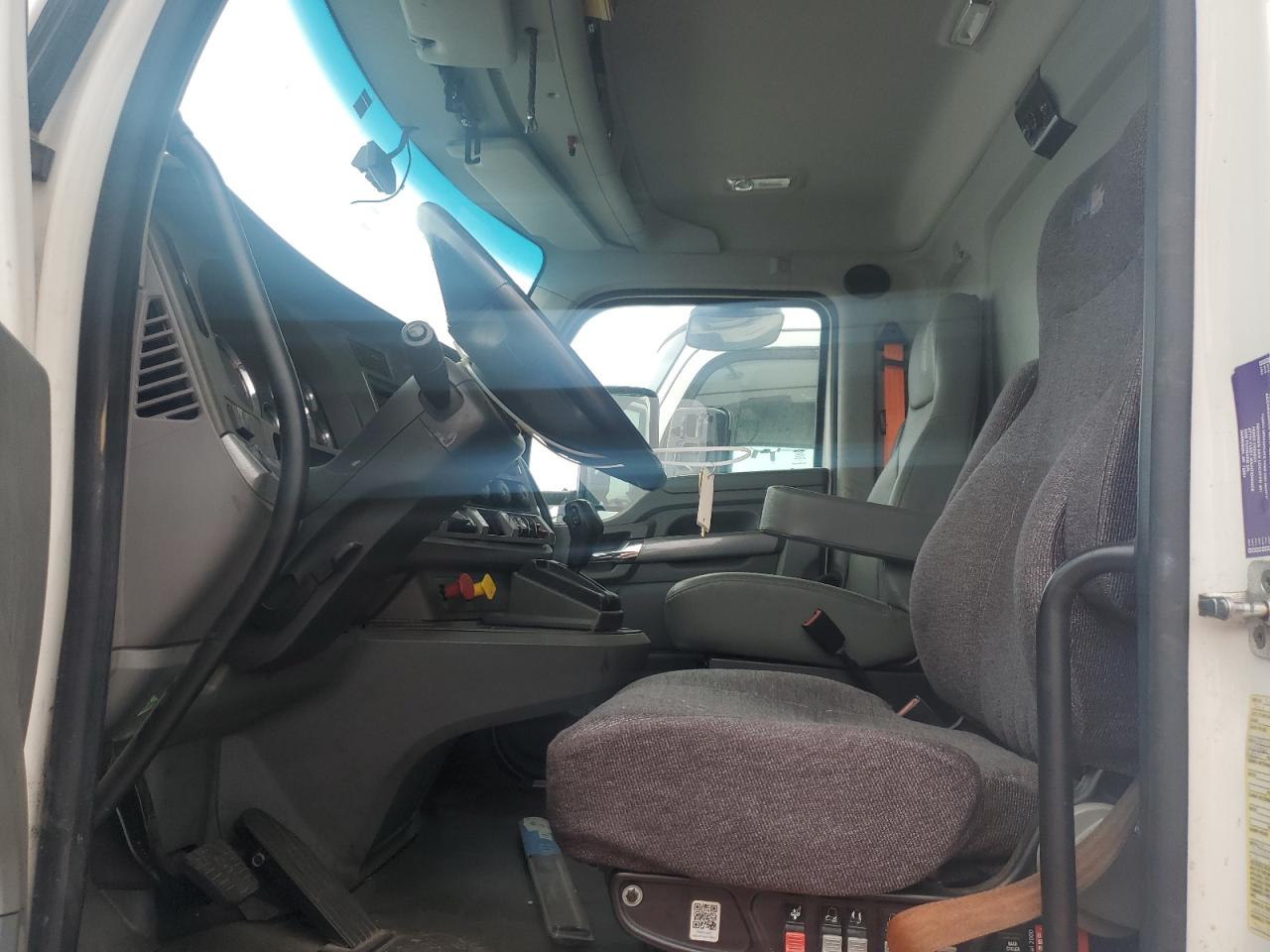 Lot #3284643374 2017 KENWORTH T680