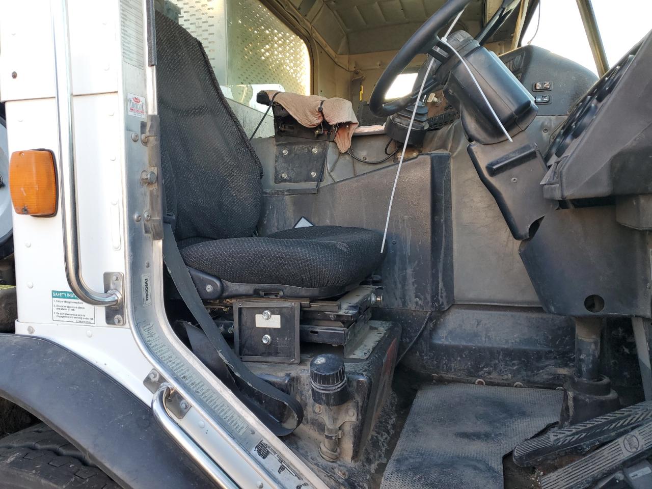 Lot #3275617792 2012 PETERBILT TRACTOR 320