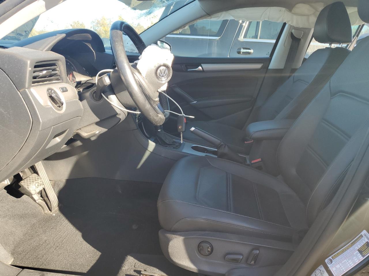 VOLKSWAGEN PASSAT SE