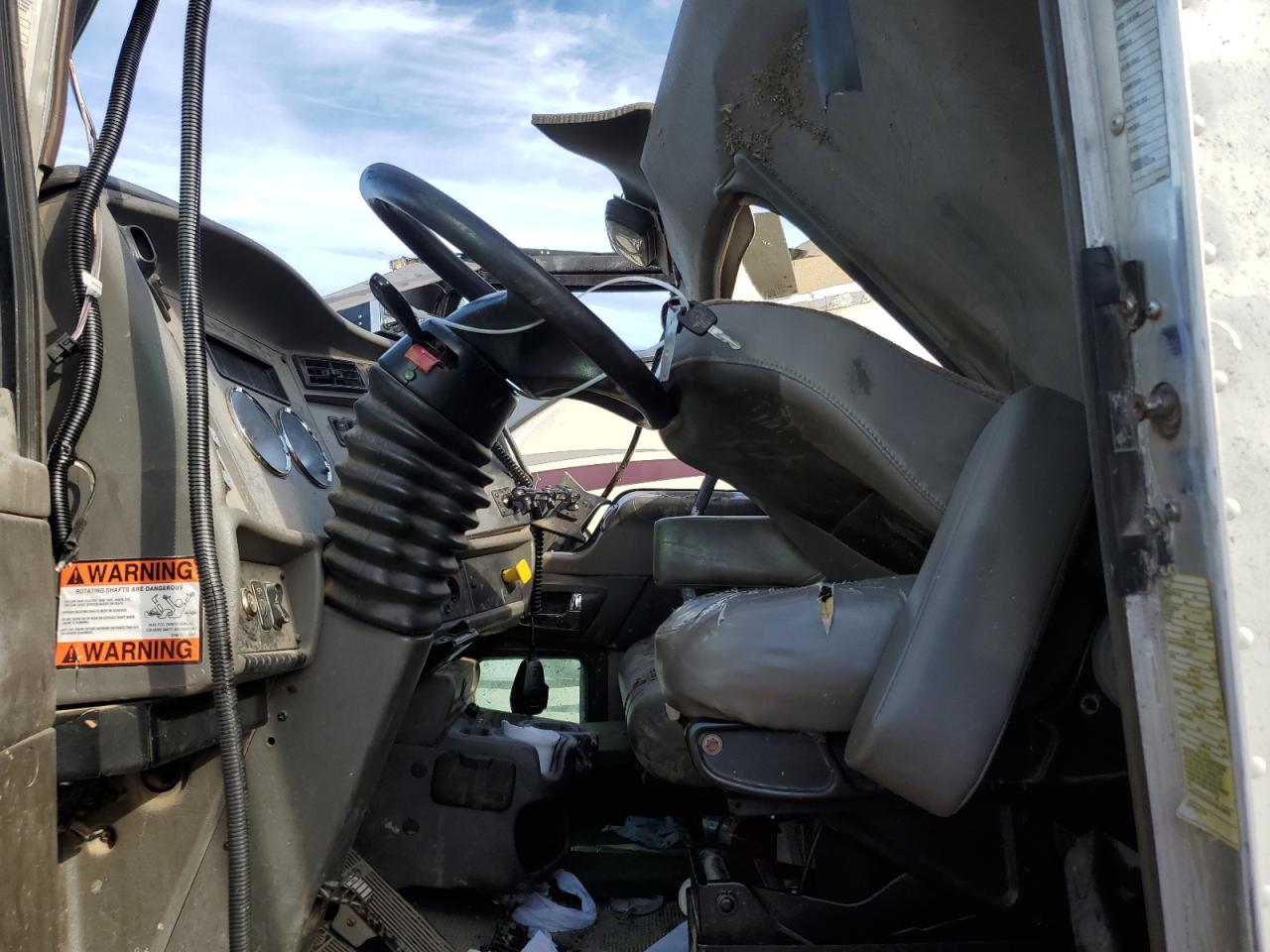 Lot #3277080173 2015 KENWORTH T300