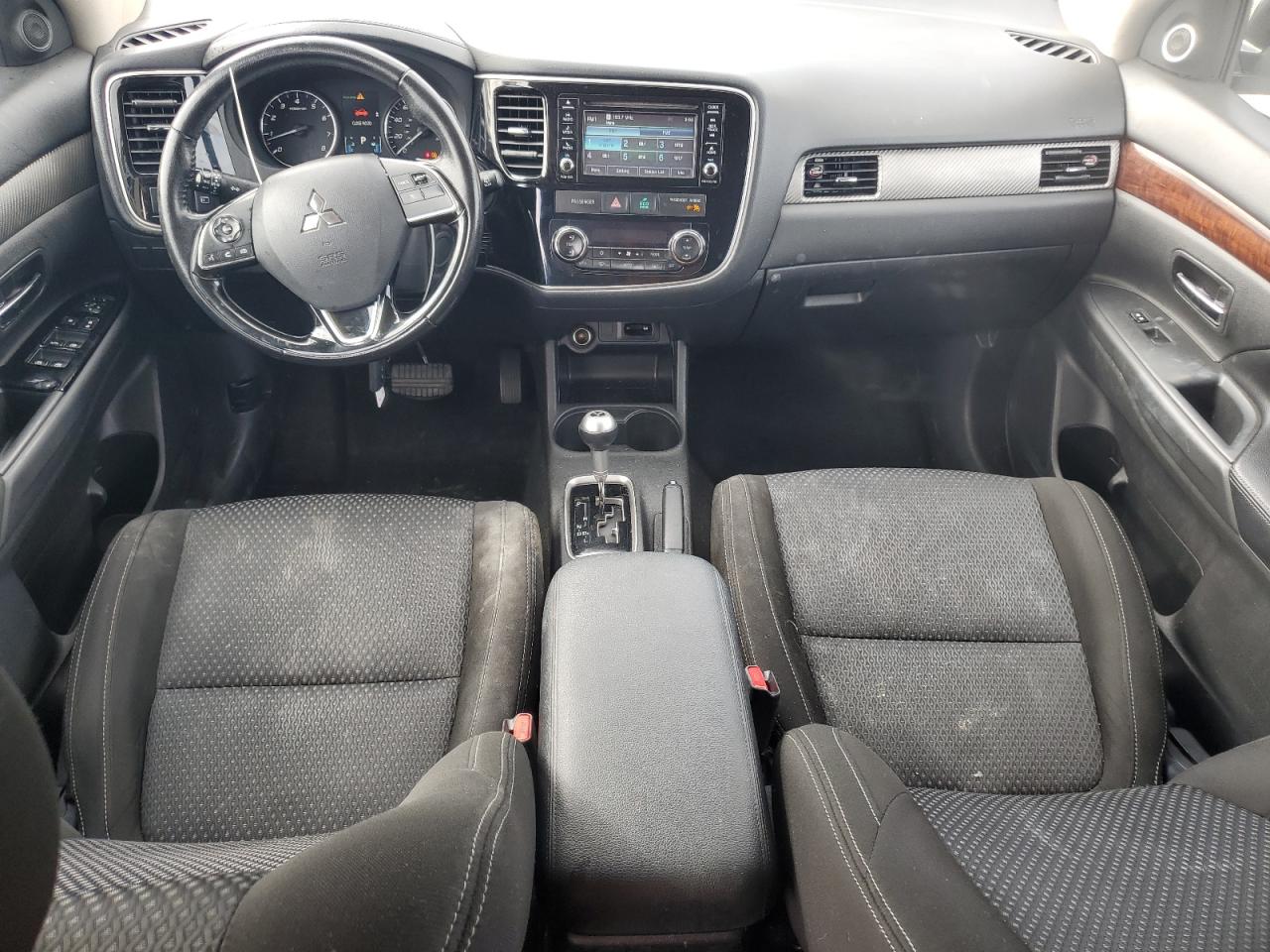 MITSUBISHI OUTLANDER SE