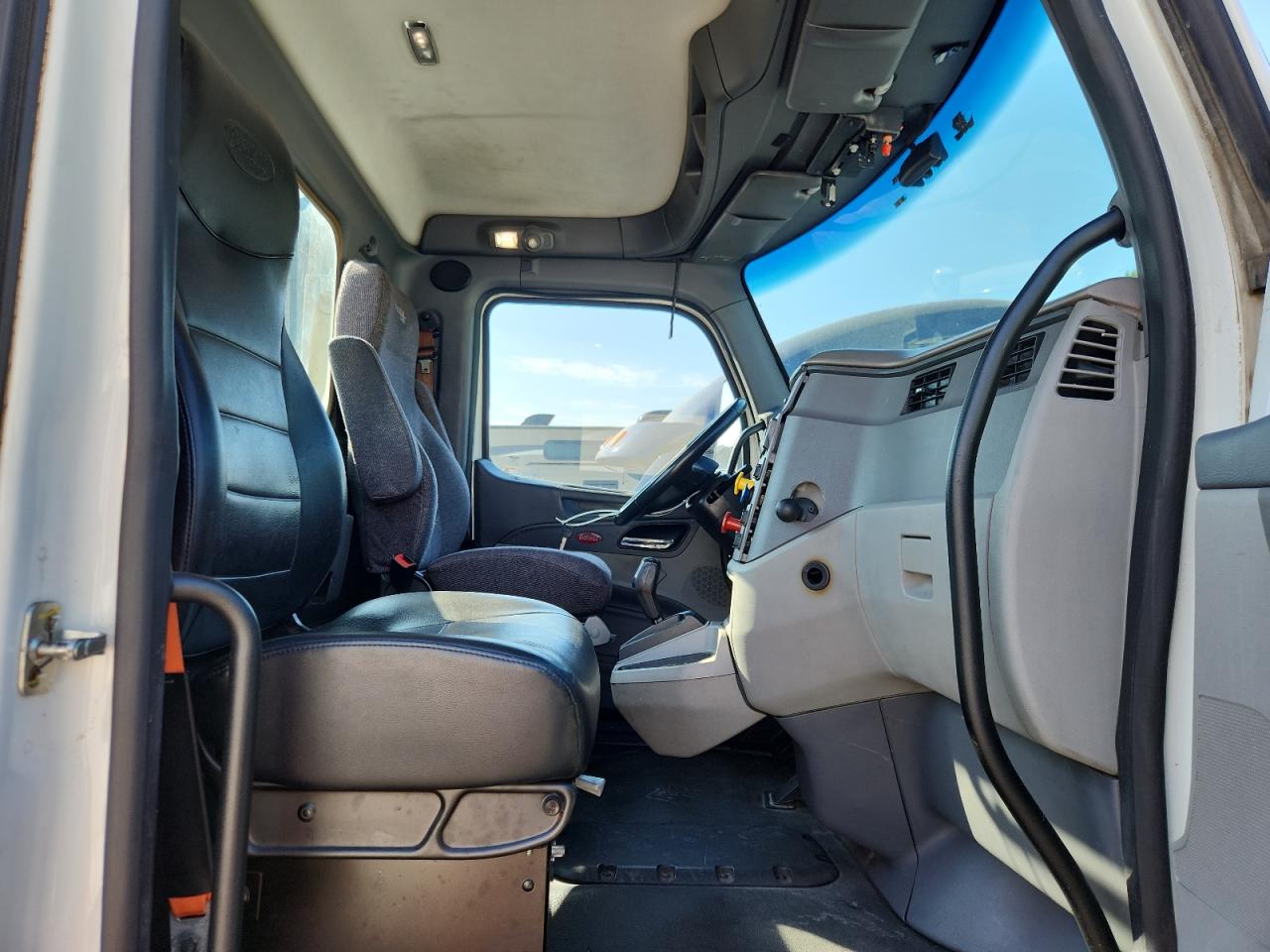 Lot #3315937099 2017 PETERBILT TRACTOR 579