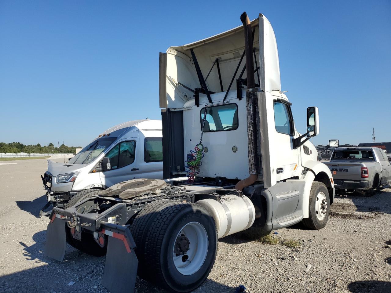 Lot #3284870018 2016 PETERBILT TRACTOR 579