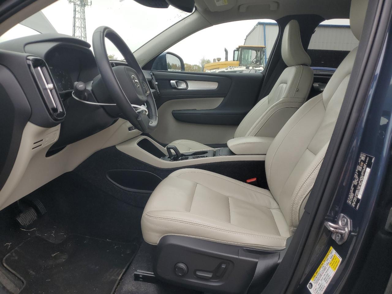 VOLVO XC40 T5 MOMENTUM