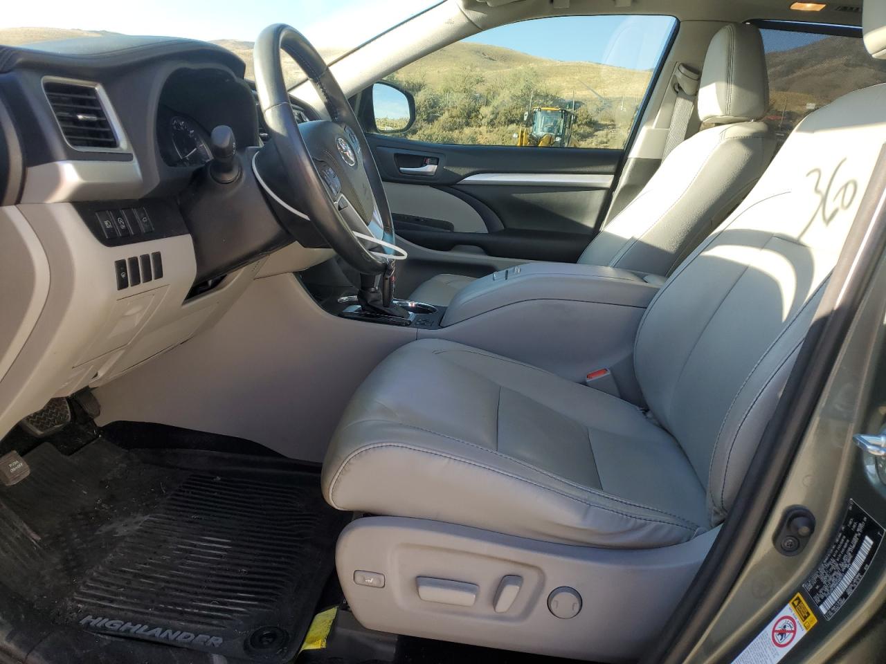 Lot #3269206086 2017 TOYOTA HIGHLANDER SE