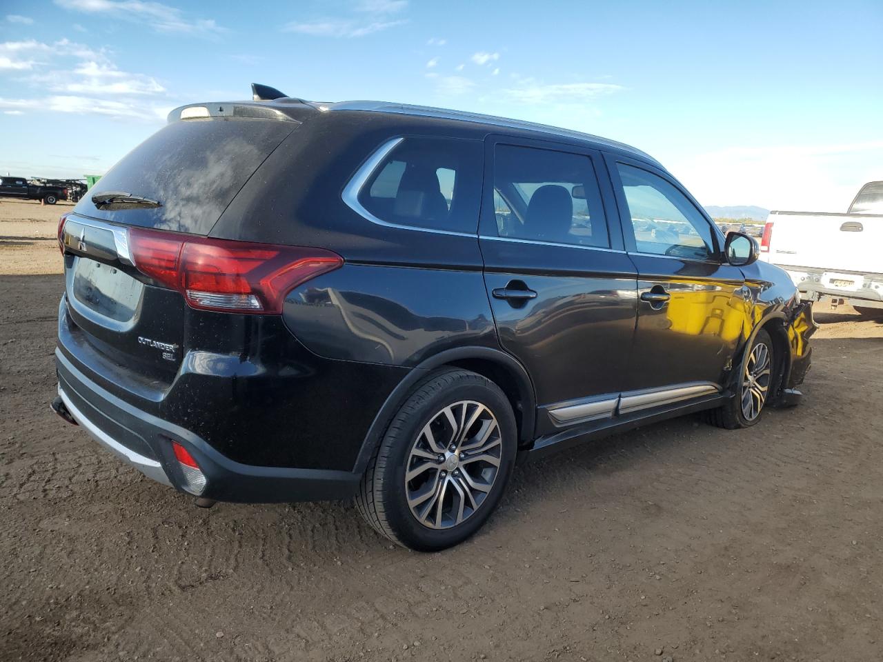 MITSUBISHI OUTLANDER SE