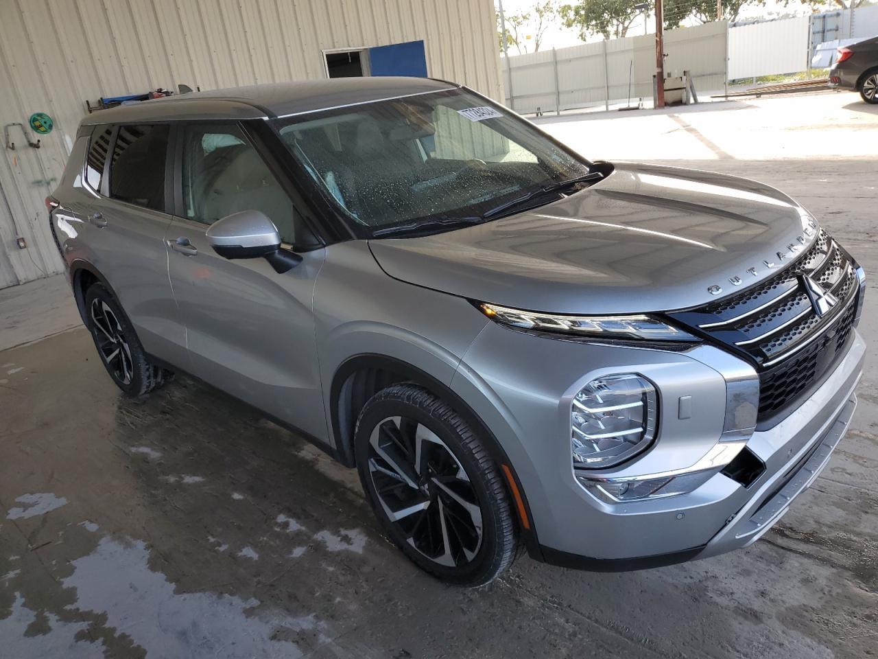 MITSUBISHI OUTLANDER SE