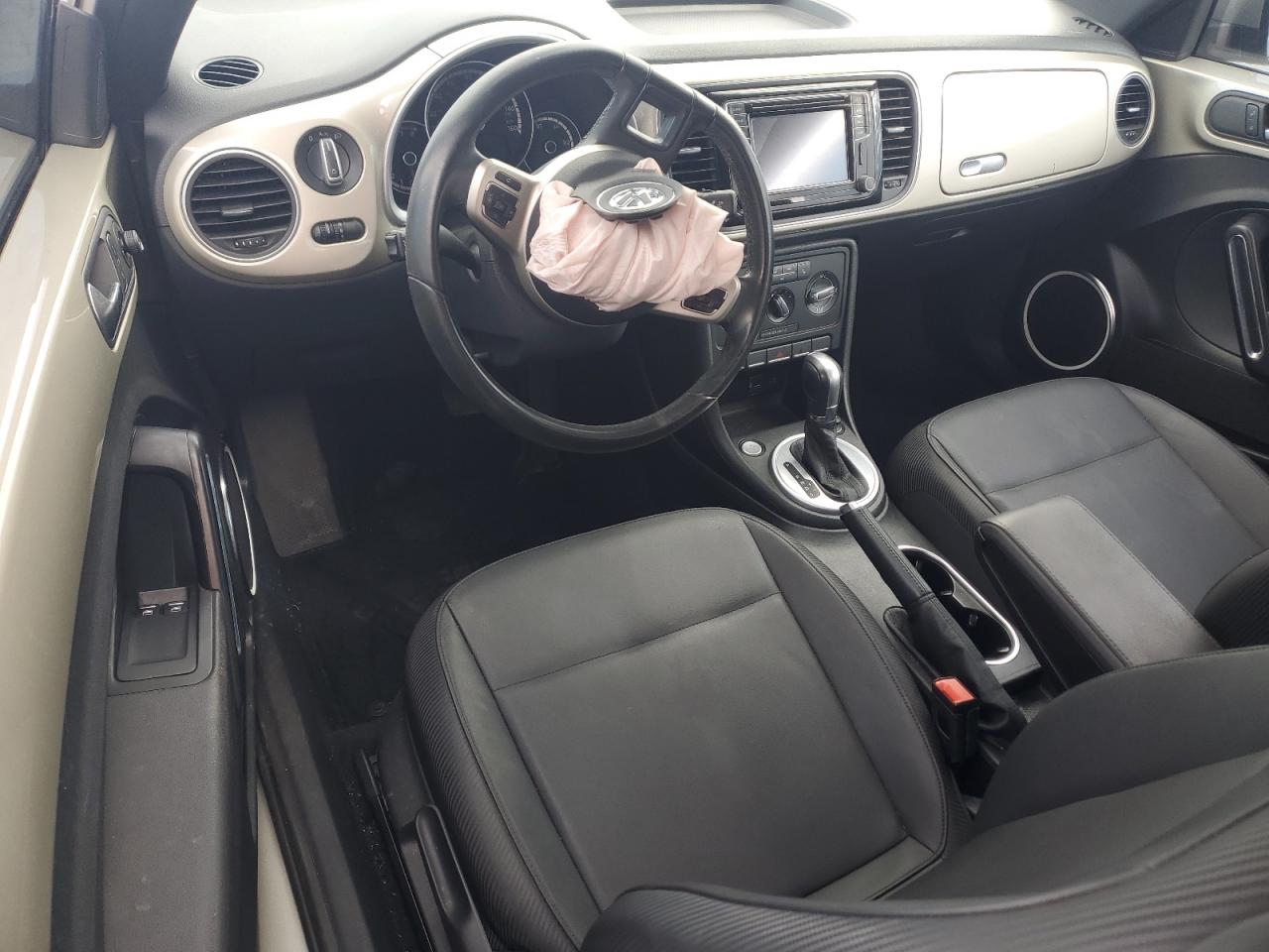 VOLKSWAGEN BEETLE SE