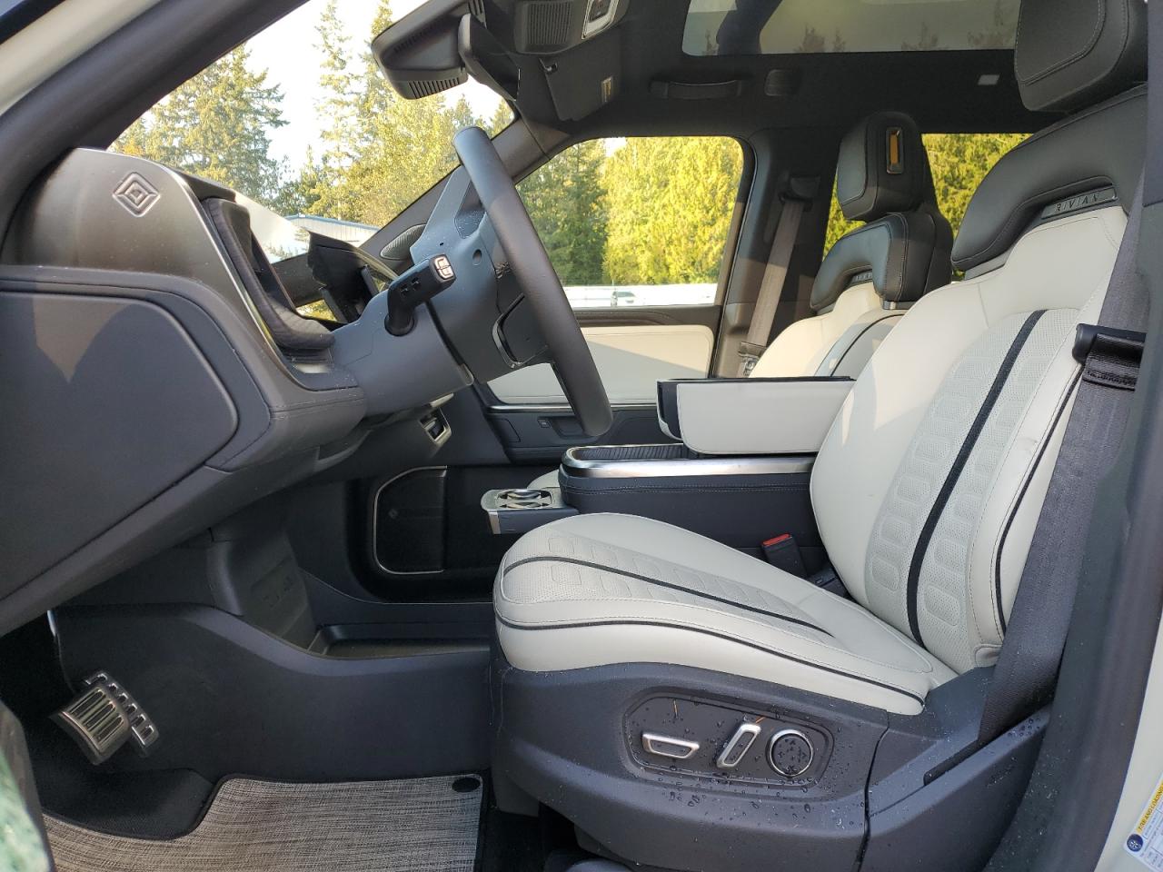 RIVIAN R1S ADVENTURE