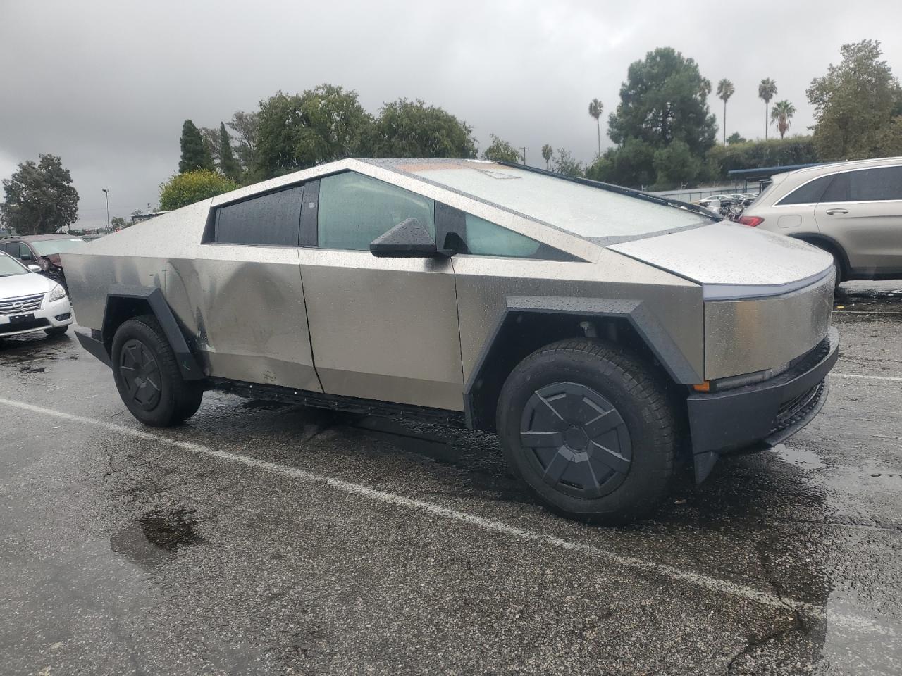 TESLA CYBERTRUCK