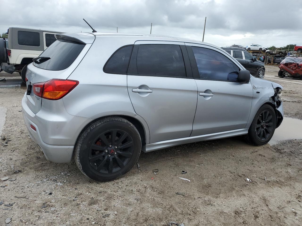 MITSUBISHI OUTLANDER SE