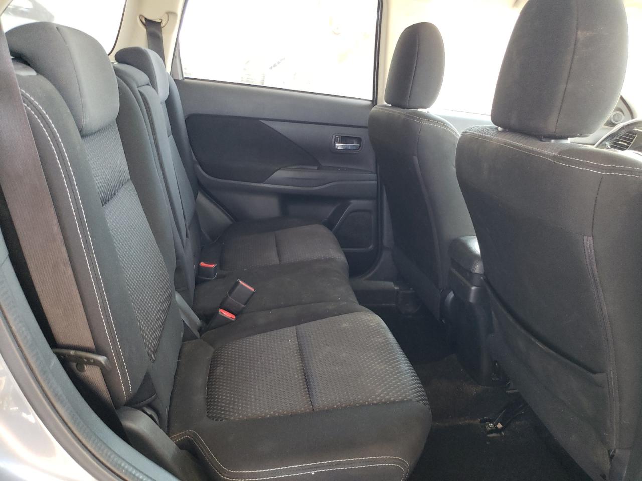 MITSUBISHI OUTLANDER SE