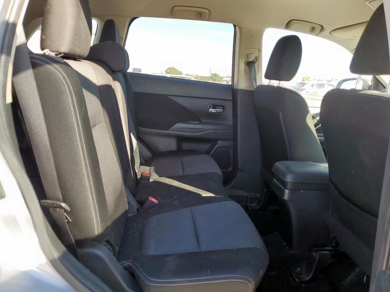 MITSUBISHI OUTLANDER SE