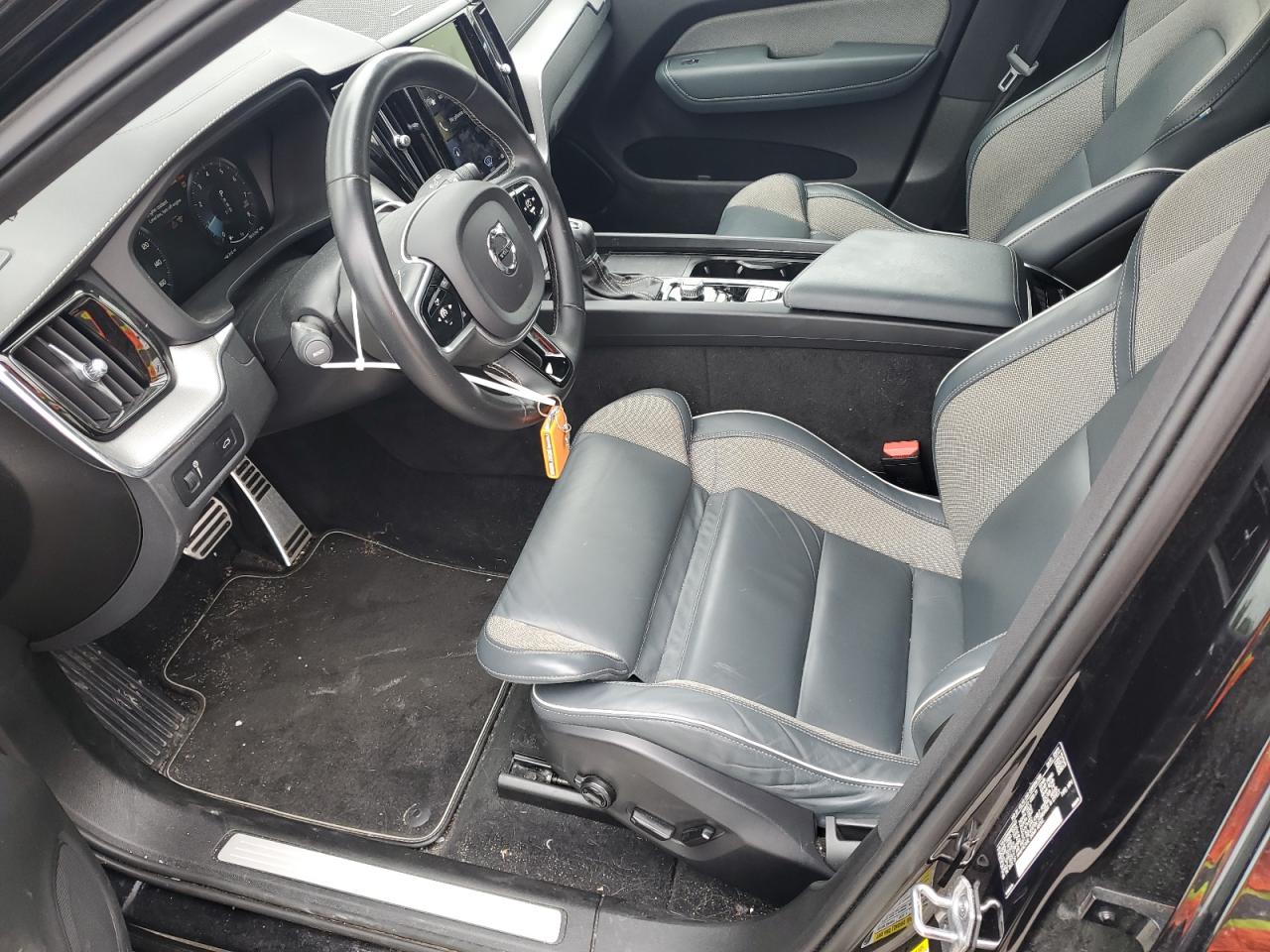 VOLVO XC60 T5 R-DESIGN