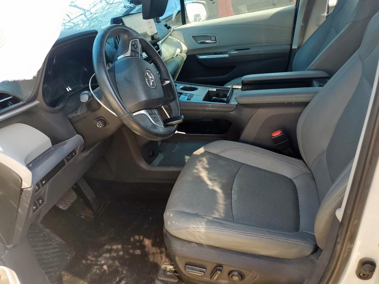 TOYOTA SIENNA LIMITED