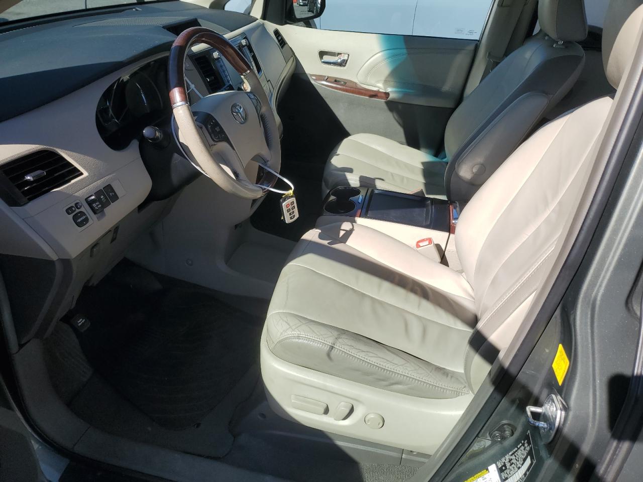 TOYOTA SIENNA XLE