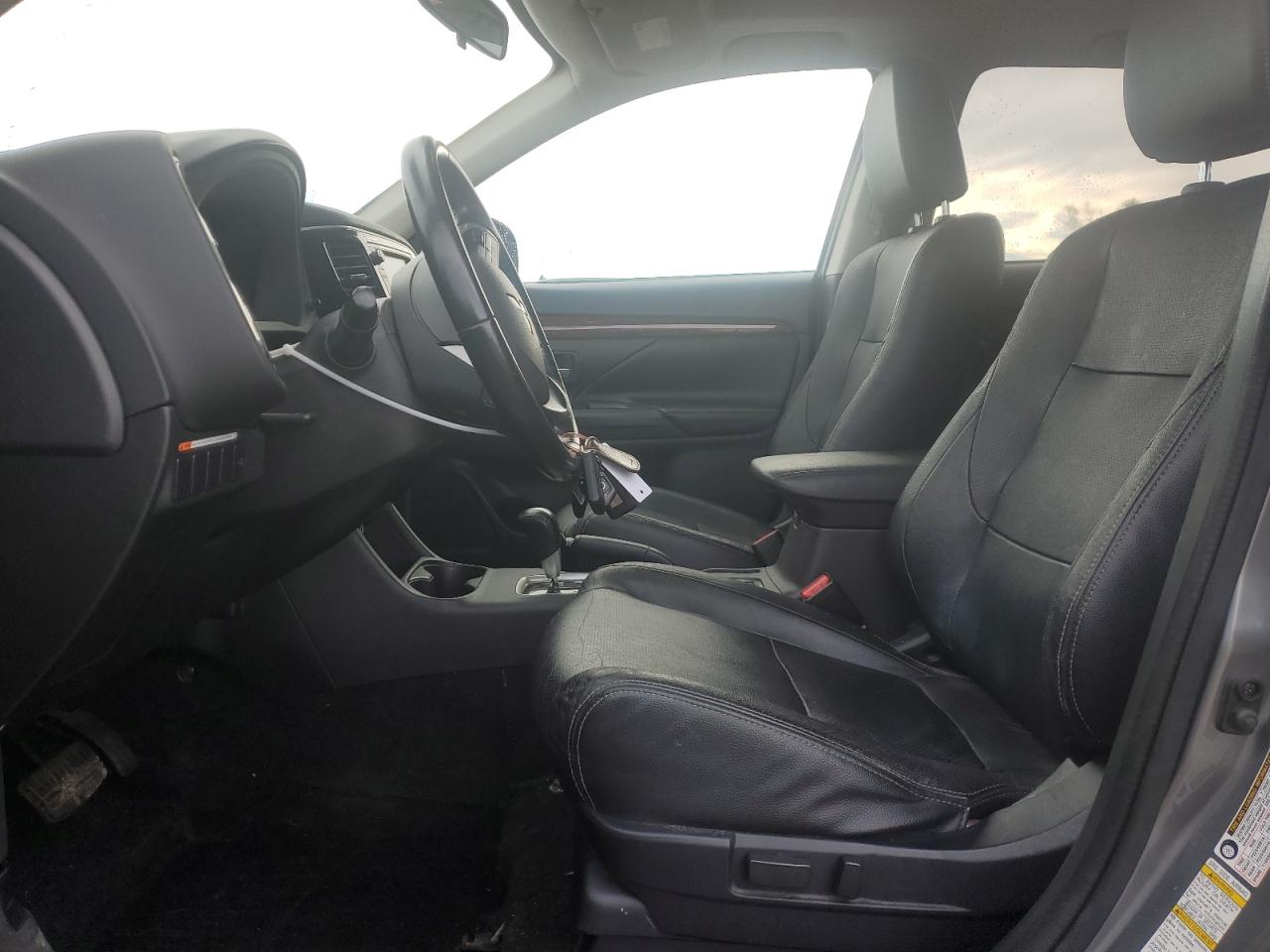 MITSUBISHI OUTLANDER SE