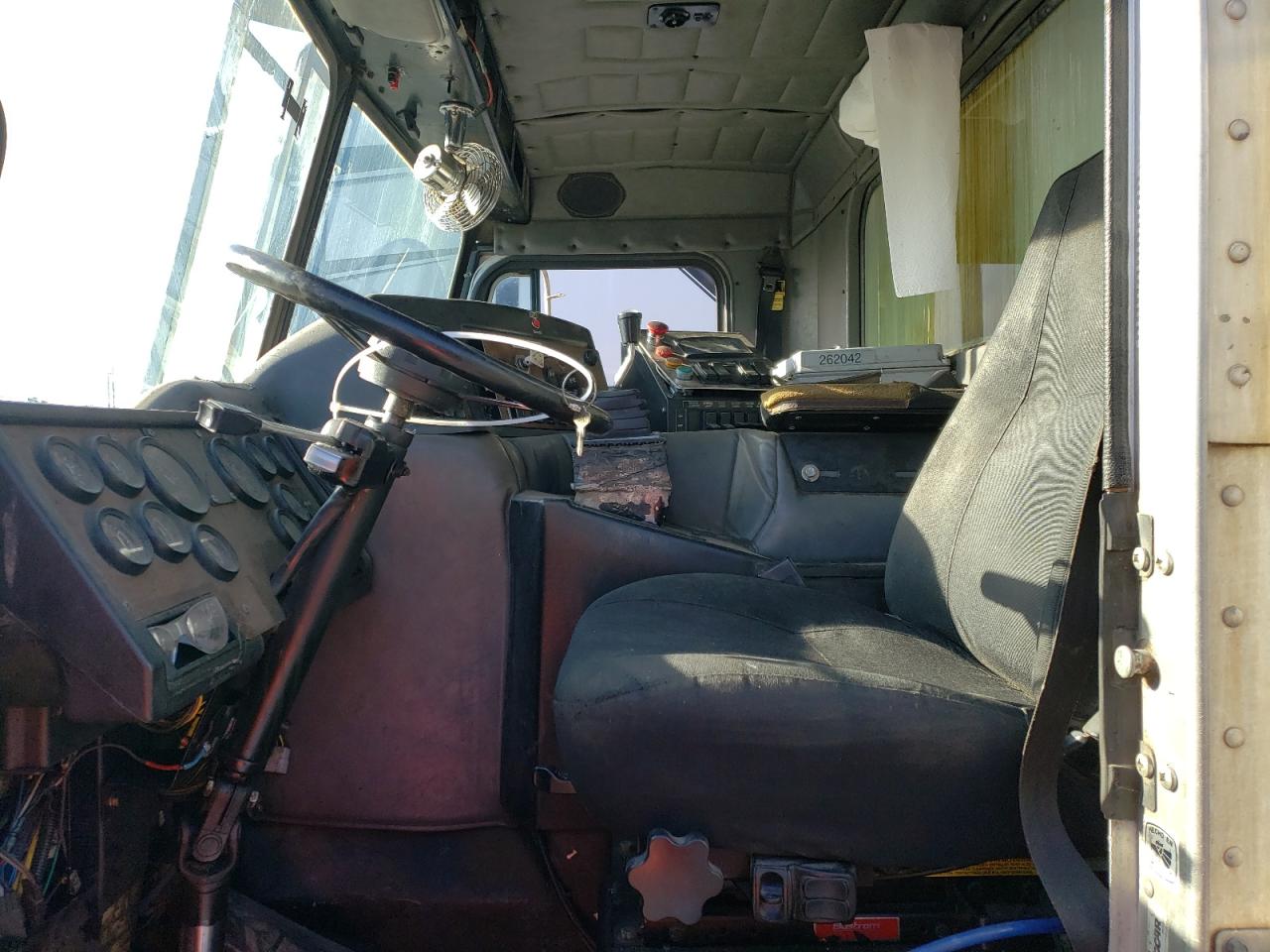 Lot #3292697596 2009 PETERBILT TRACTOR 320