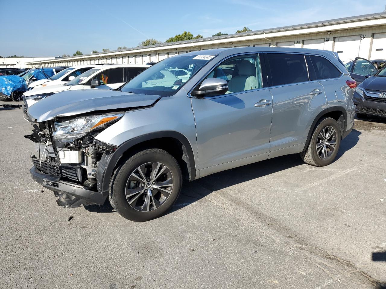 Lot #3273810359 2018 TOYOTA HIGHLANDER LE