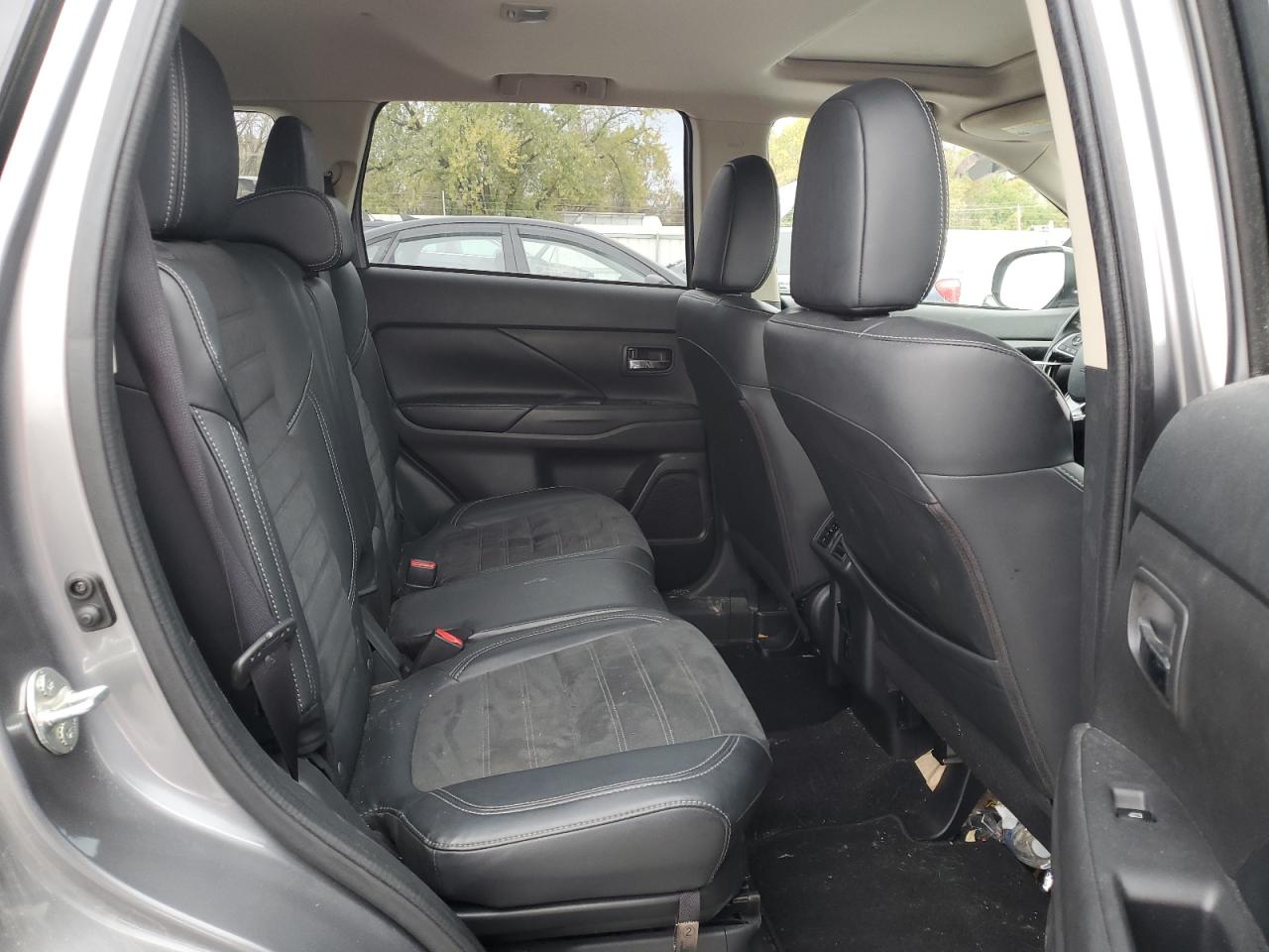 MITSUBISHI OUTLANDER SE