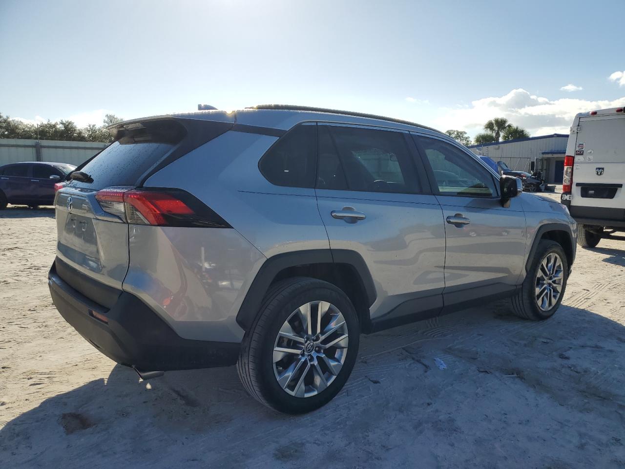 TOYOTA RAV4 XLE PREMIUM