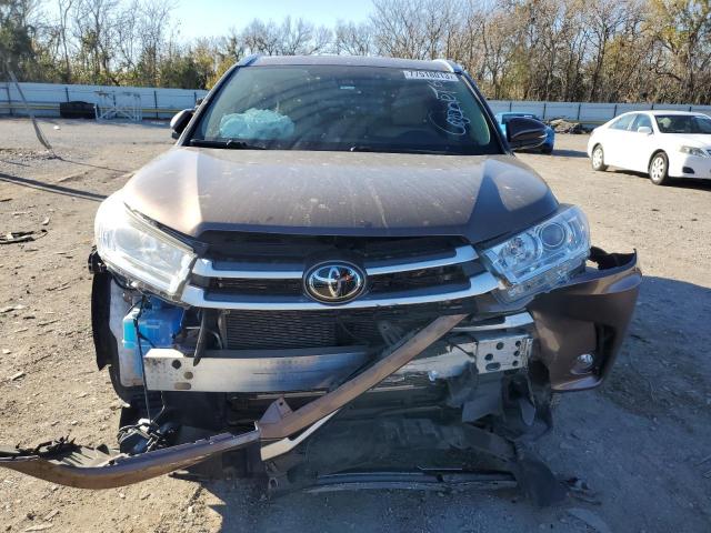 VIN 5TDJZRFH7KS726806 2019 Toyota Highlander, SE no.5