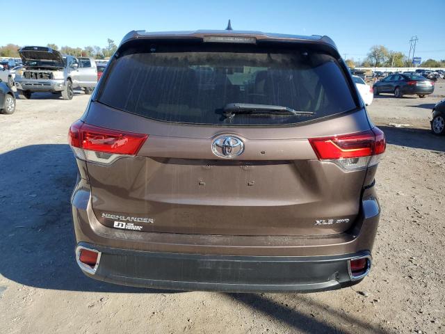 VIN 5TDJZRFH7KS726806 2019 Toyota Highlander, SE no.6