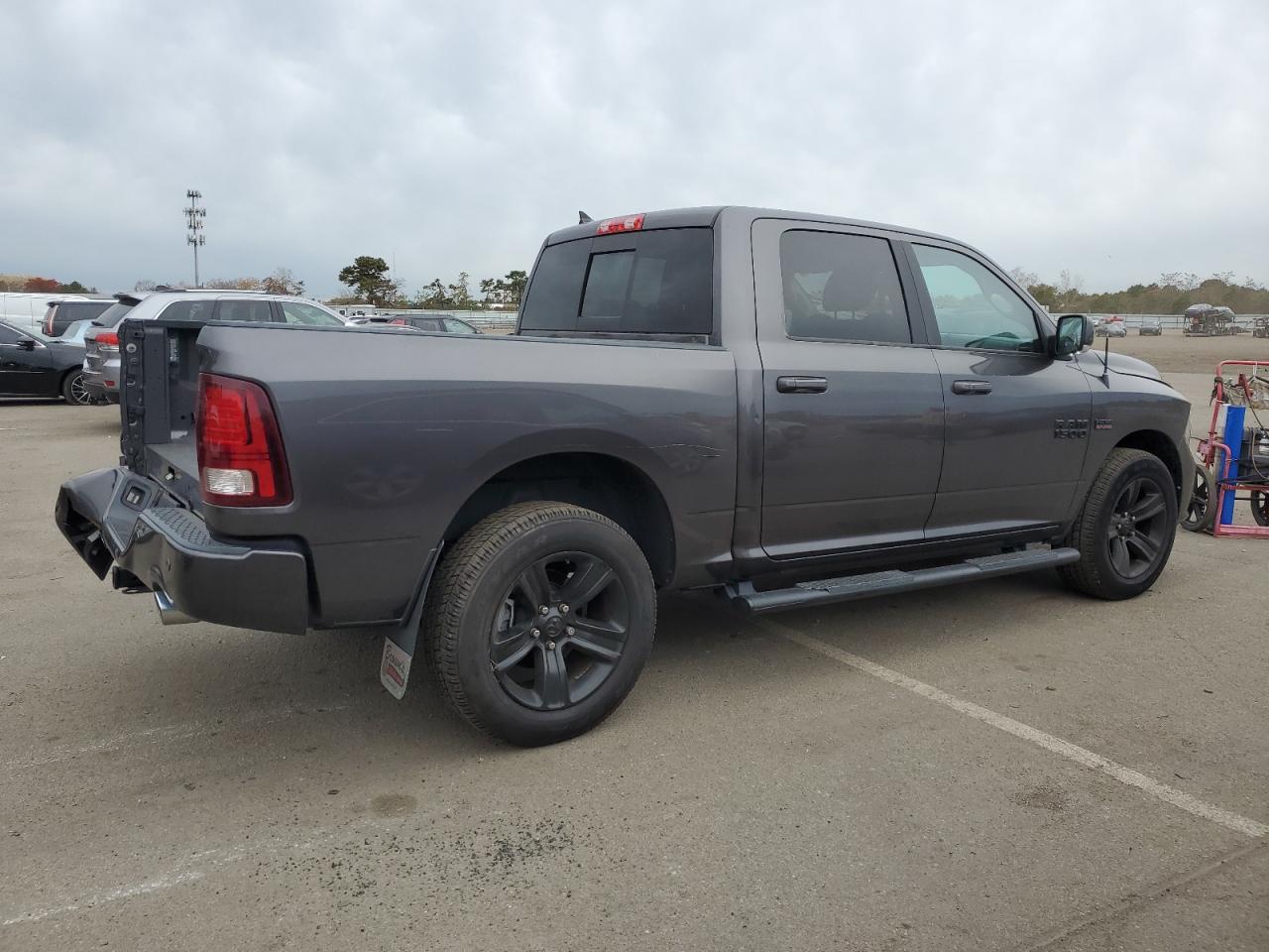 1C6RR7MT6JS243495 2018 Ram 1500 Sport