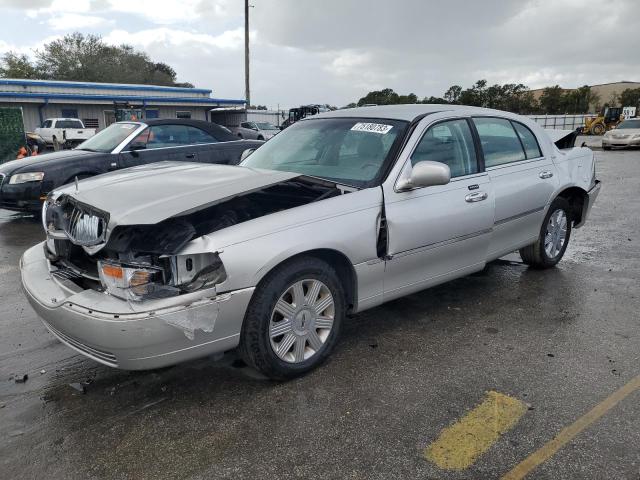 2004 Lincoln Town Car 