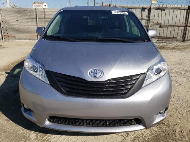Мінівени TOYOTA SIENNA 2017 Сріблястий