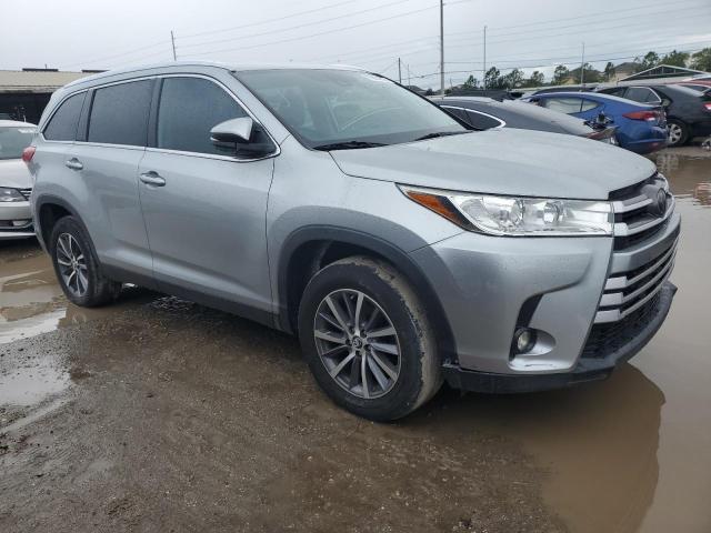 VIN 5TDKZRFH8KS558047 2019 Toyota Highlander, SE no.4