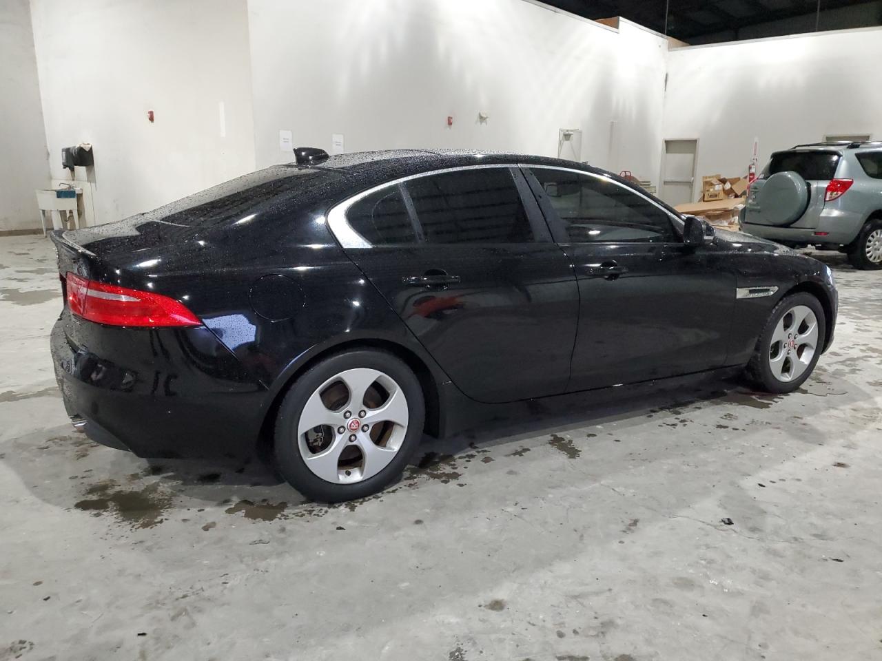 2018 Jaguar Xe vin: SAJAR4FX7JCP37073