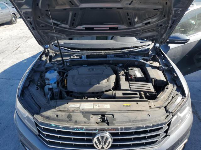 2018 Volkswagen Passat - Image 11