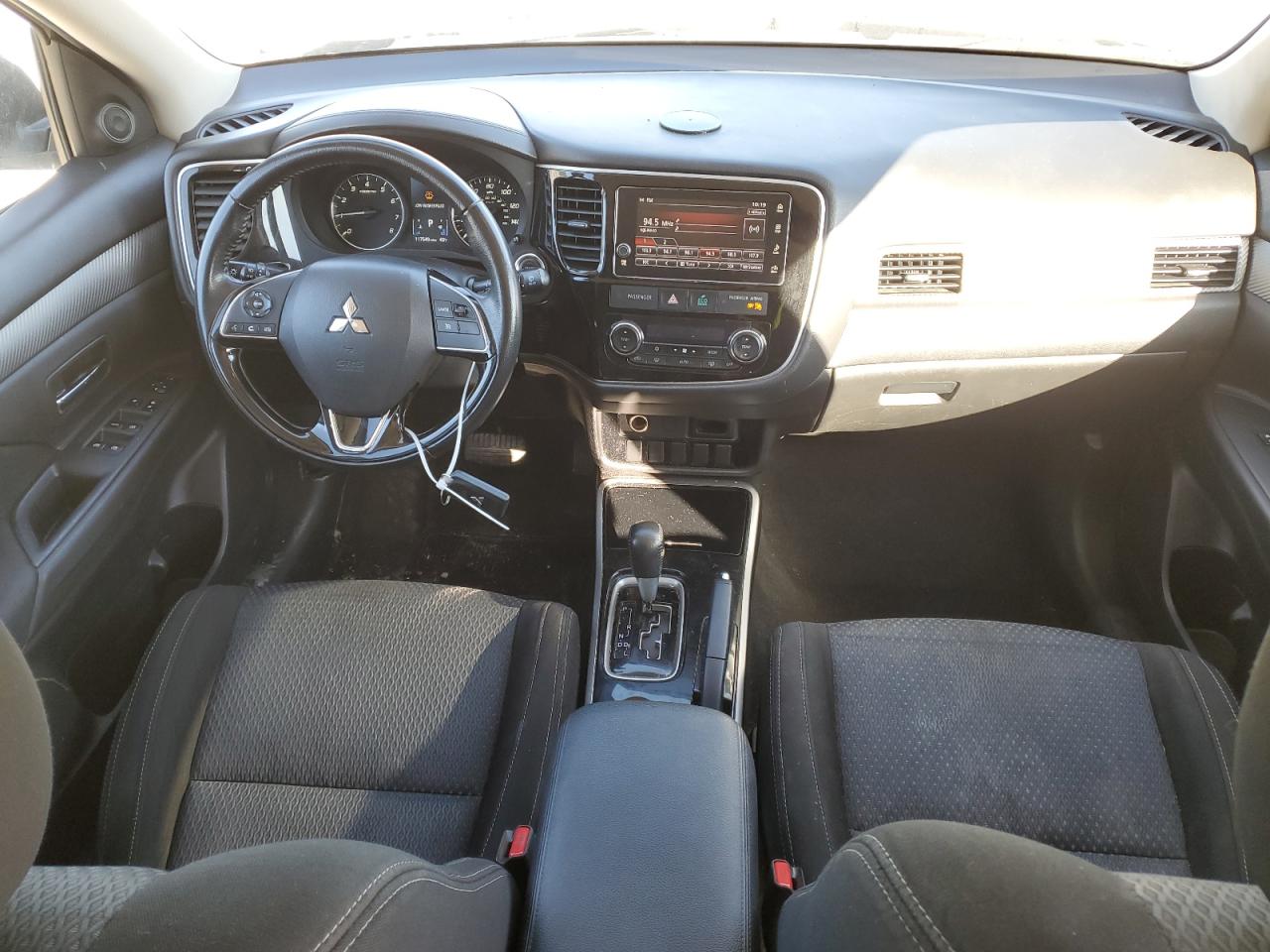 JA4AD3A31JZ040985 2018 Mitsubishi Outlander Se