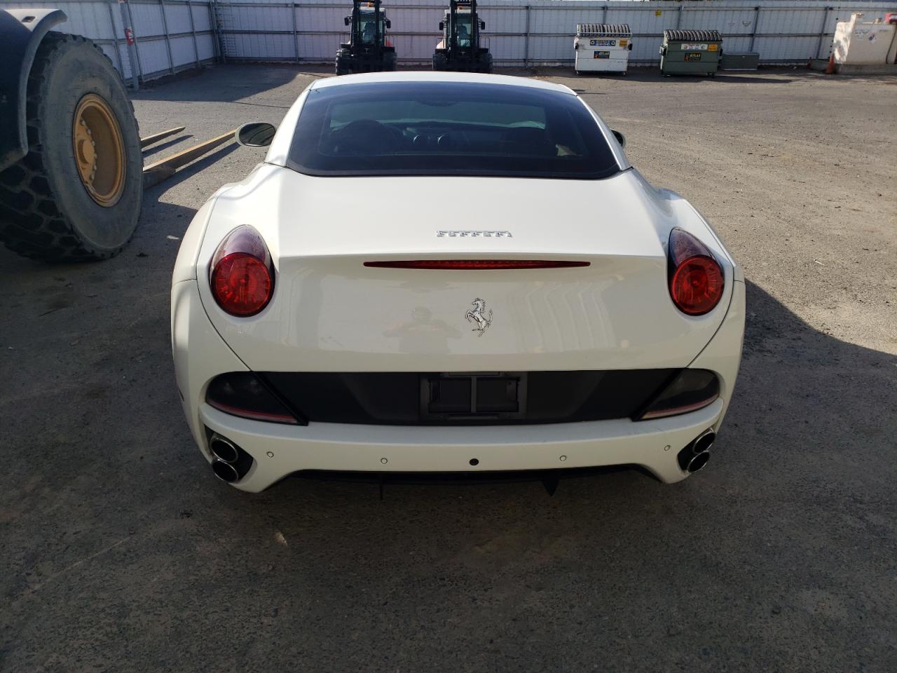 2014 Ferrari California vin: ZFF65TJA3E0195945