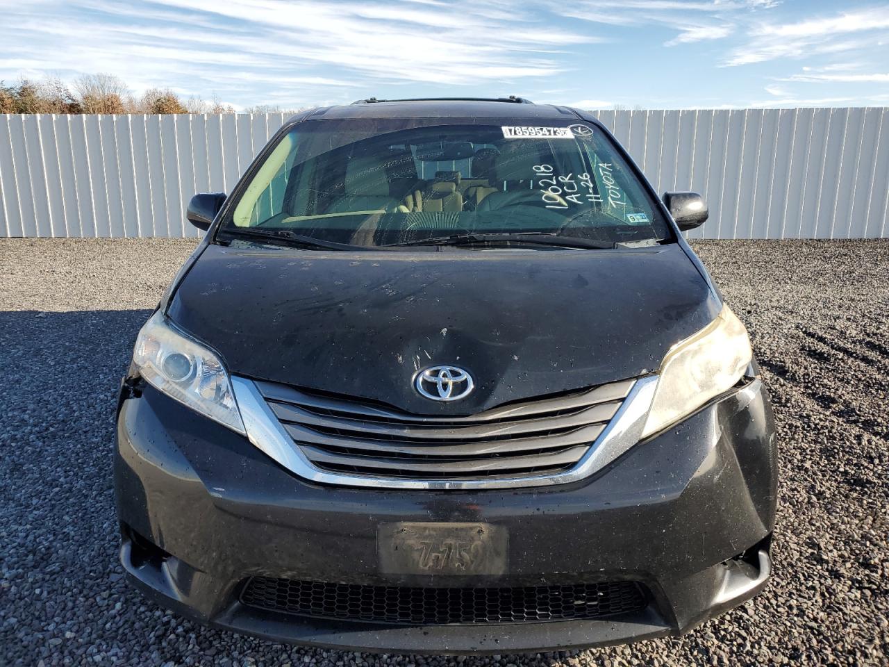 5TDYK3DC3BS106218 2011 Toyota Sienna Xle