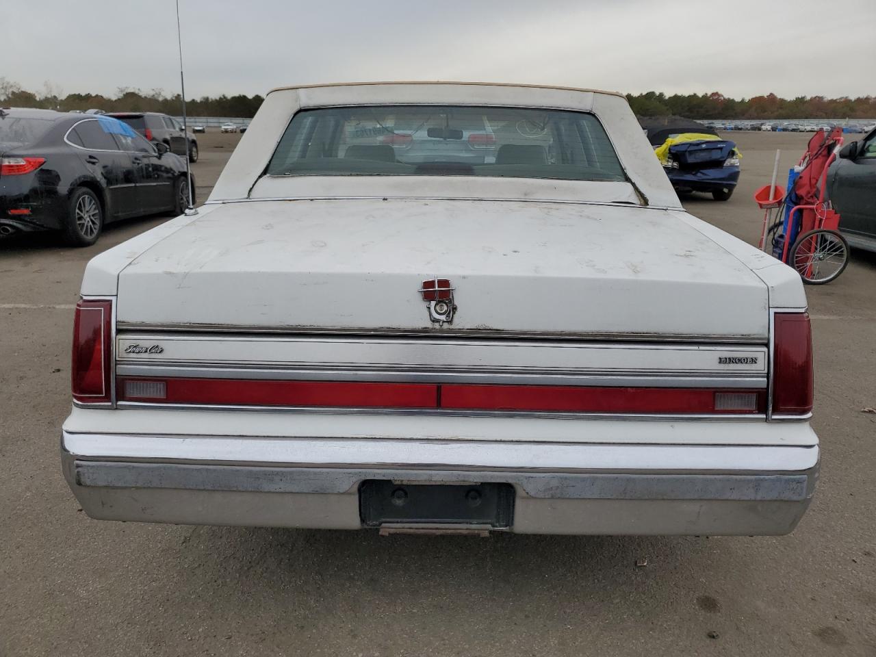 1LNBM82F4JY717142 1988 Lincoln Town Car Signature