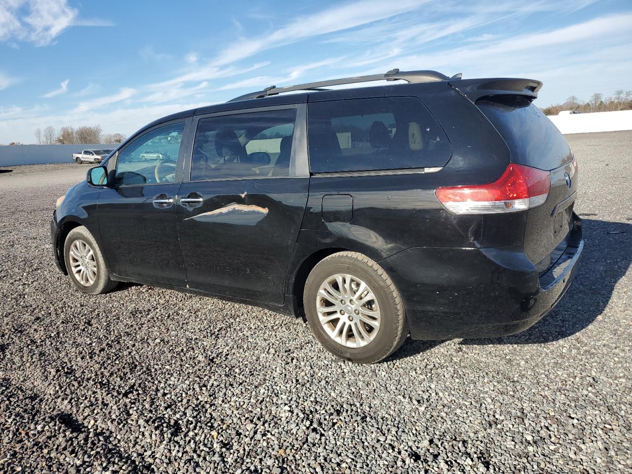 5TDYK3DC3BS106218 2011 Toyota Sienna Xle