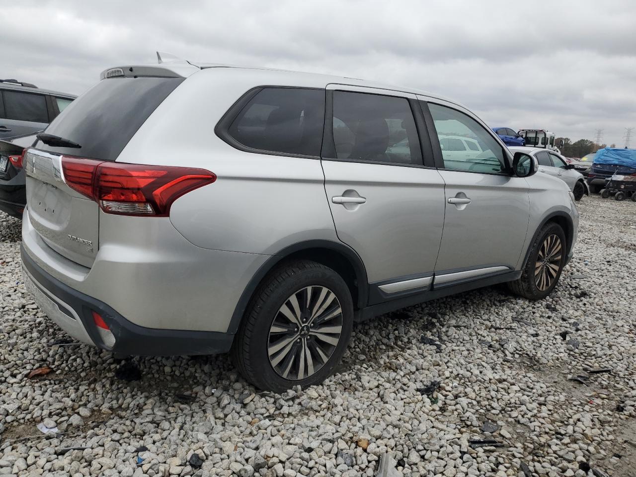 JA4AD3A38KZ043111 2019 Mitsubishi Outlander Se