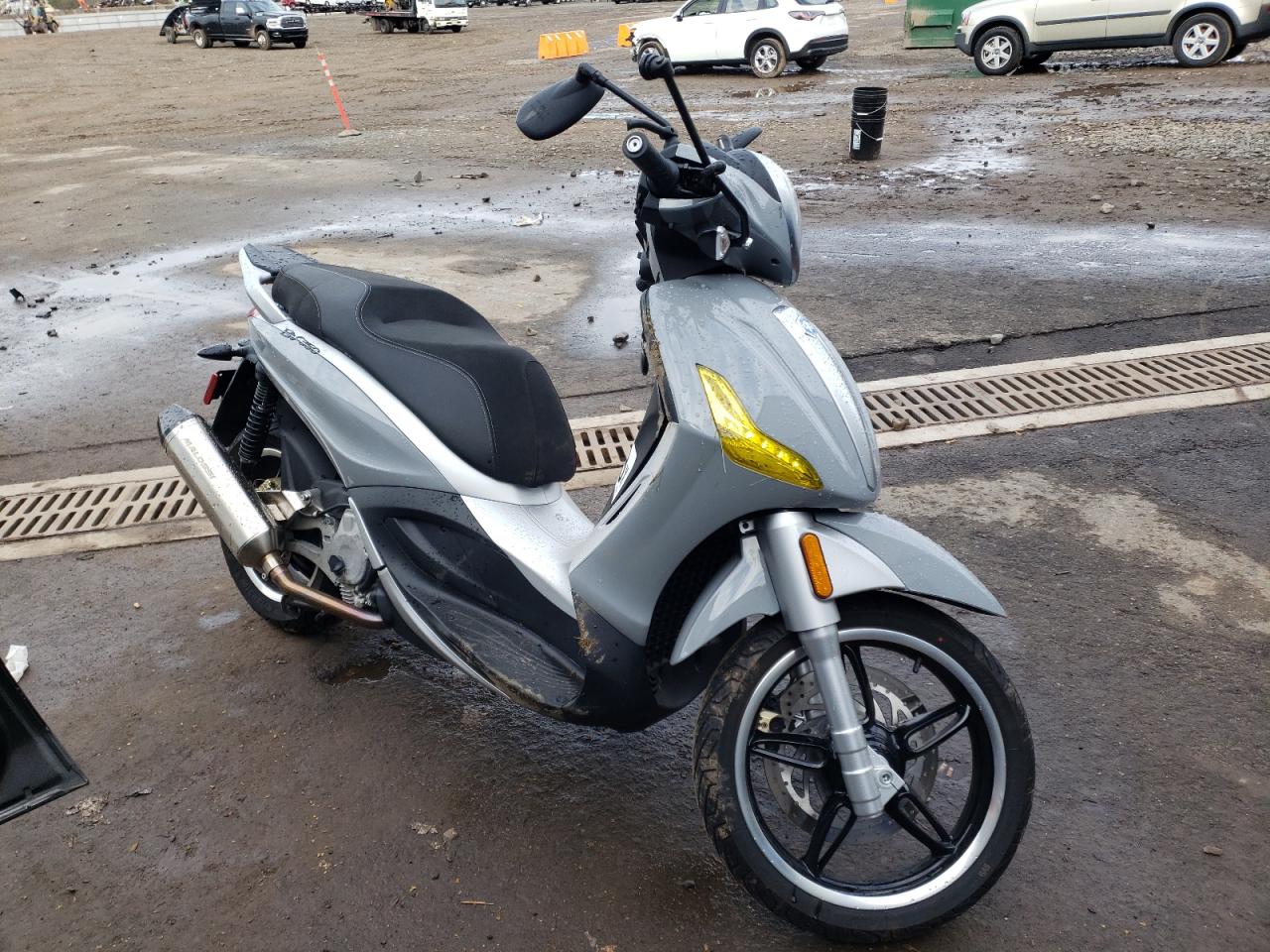 Lot Piaggio Beverly 350 scooter